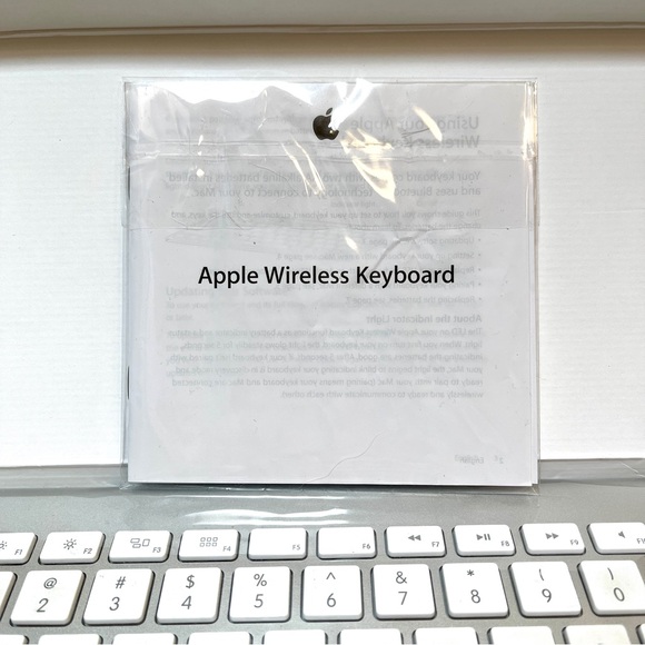 Apple KeyBoard Wireless. Bluetooth. Uses 2 AA Batteries. EUC. White & Silver - Picture 5 of 11